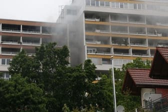 In dem Hochhaus in Südhessen ist aus bisher ungeklärter Ursache ein Feuer ausgebrochen.
