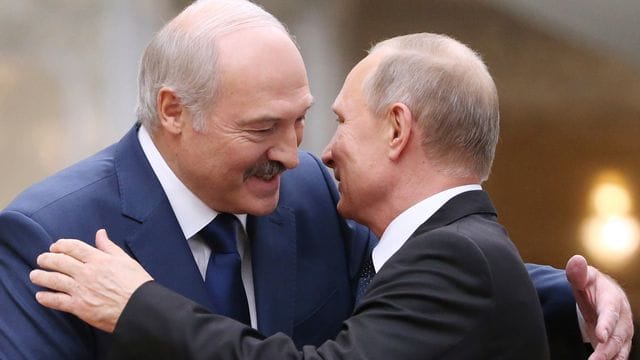 Alexander Lukaschenko (l) und Wladimir Putin treffen sich am Freitag in Sotschi am Schwarzen Meer. Alexander Lukaschenko (l) und Wladimir Putin treffen sich am Freitag in Sotschi am Schwarzen Meer.
