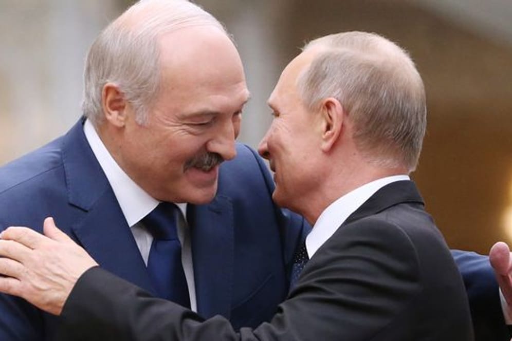 Alexander Lukaschenko (l) und Wladimir Putin treffen sich am Freitag in Sotschi am Schwarzen Meer.