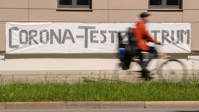 Die bundesweite Sieben-Tage-Inzidenz ist so niedrig wie zuletzt im Oktober. Die bundesweite Sieben-Tage-Inzidenz ist so niedrig wie zuletzt im Oktober.