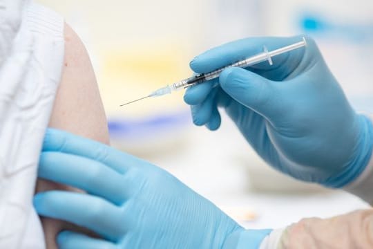 Derzeit bemüht sich der Impfstoffhersteller Biontech/Pfizer um eine Zulassung seines Präparats in der EU ab zwölf Jahren.