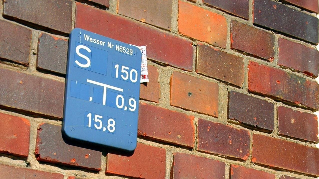 Hinweisschild: In der Nähe des Hauses befindet sich ein Wasseranschluss.