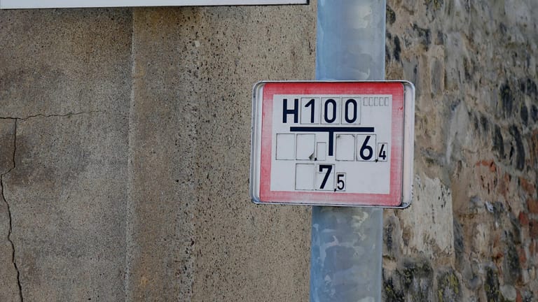 Hydrant: In der Nähe des Schildes befindet sich ein Wasseranschluss – vor allem für die Feuerwehr ist der Hinweis sehr hilfreich.