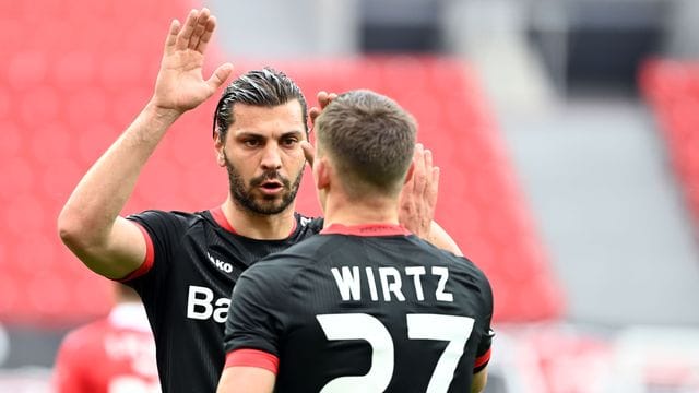 Aleksandar Dragovic (l) wechselt zu Roter Stern Belgrad.