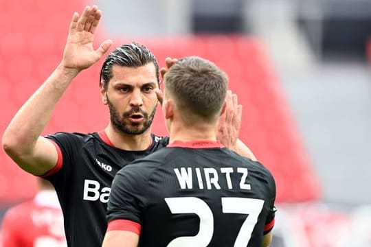 Aleksandar Dragovic (l) wechselt zu Roter Stern Belgrad.