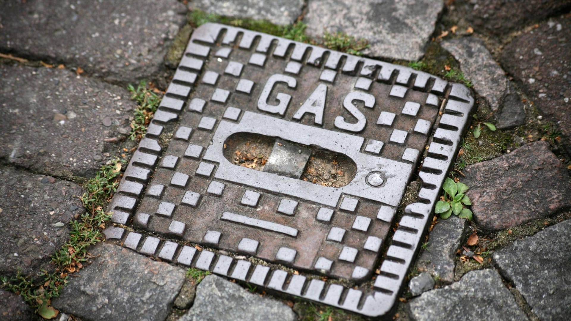 Straßenkappe: Unter diesem Metalldeckel befindet sich eine Gasleitung.