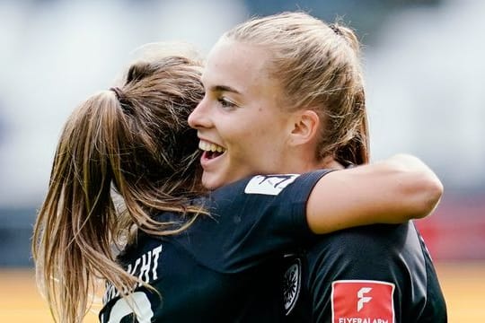 Nationalstürmerin Laura Freigang (r) freut sich auf das Pokalfinale.