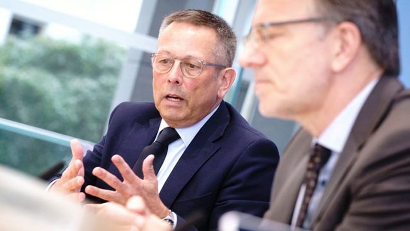 Holger Münch (r), Präsident des Bundeskriminalamts, und Johannes-Wilhelm Rörig, Bundesbeauftragter für Fragen des sexuellen Kindesmissbrauchs, in Berlin.
