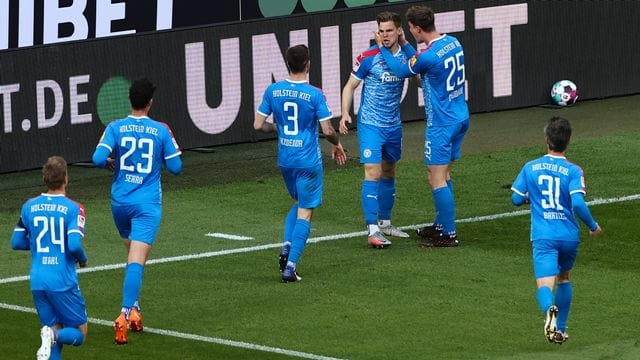 Holstein Kiel hat nach dem ersten Relegationsspiel in Köln die Tür zur Bundesliga weit aufgestoßen. Holstein Kiel hat nach dem ersten Relegationsspiel in Köln die Tür zur Bundesliga weit aufgestoßen.