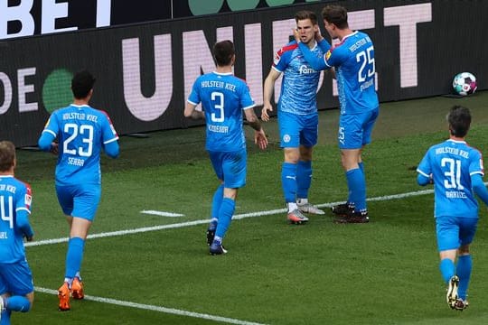 Holstein Kiel hat nach dem ersten Relegationsspiel in Köln die Tür zur Bundesliga weit aufgestoßen.