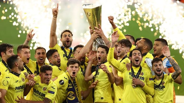Hoch den Pott: Villarreals Spieler feiern ihren Sieg im Europa-League-Finale gegen Manchester United.