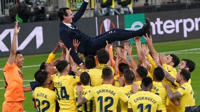 Nach dem Triumph feierten die Villarreal-Profis ihren Trainer Unai Emery.