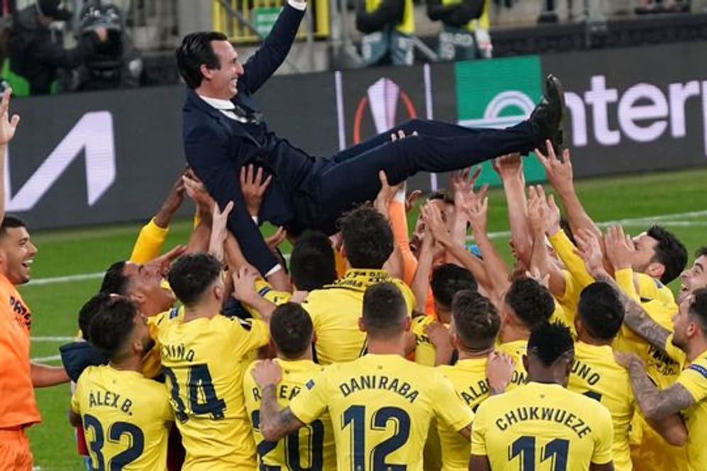 Nach dem Triumph feierten die Villarreal-Profis ihren Trainer Unai Emery.