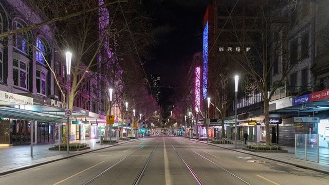 Die menschenleere Swanston Street im Central Business District in Melbourne. Die menschenleere Swanston Street im Central Business District in Melbourne.