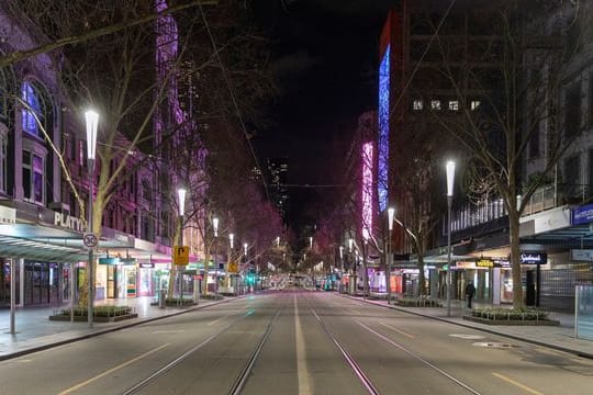 Die menschenleere Swanston Street im Central Business District in Melbourne.