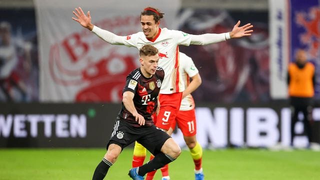 Der FC Bayern München um Joshua Kimmich (M. Der FC Bayern München um Joshua Kimmich (M.