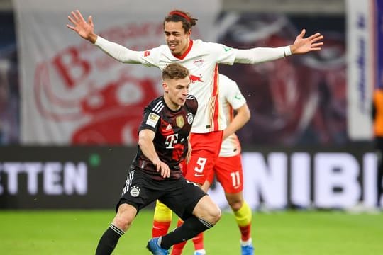 Der FC Bayern München um Joshua Kimmich (M.