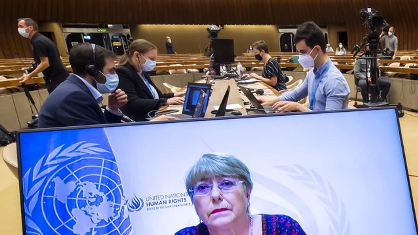 Ein Bildschirm zeigt Michelle Bachelet, UN-Hochkommissarin für Menschenrechte, bei einer Rede im Rahmen einer Sondersitzung des UN-Menschenrechtsrats zur Lage in Nahost im europäischen Hauptsitz der UN.