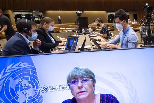 Ein Bildschirm zeigt Michelle Bachelet, UN-Hochkommissarin für Menschenrechte, bei einer Rede im Rahmen einer Sondersitzung des UN-Menschenrechtsrats zur Lage in Nahost im europäischen Hauptsitz der UN.