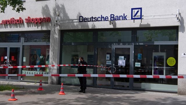 Gestern versuchten zwei Täter eine Bank in Berlin zu überfallen. Gestern versuchten zwei Täter eine Bank in Berlin zu überfallen.