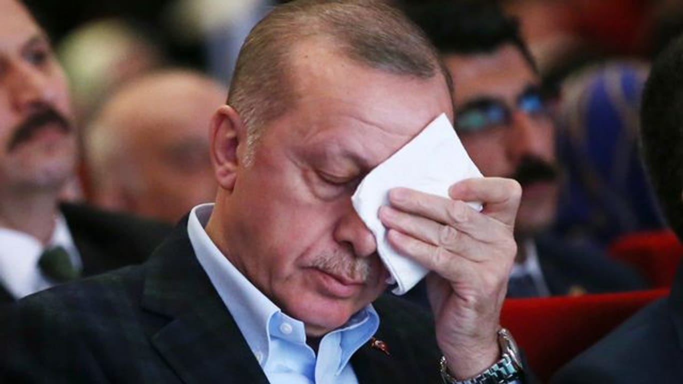 Recep Tayyip Erdogan, Präsident der Türkei, wischt sich bei einer Veranstaltung über die Stirn.