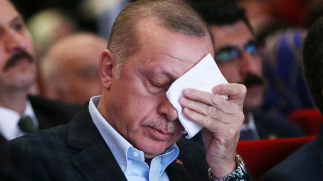 Recep Tayyip Erdogan, Präsident der Türkei, wischt sich bei einer Veranstaltung über die Stirn. Recep Tayyip Erdogan, Präsident der Türkei, wischt sich bei einer Veranstaltung über die Stirn.