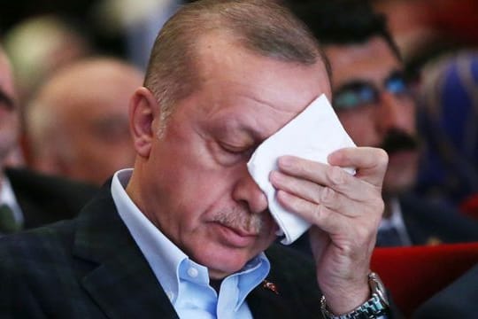 Recep Tayyip Erdogan, Präsident der Türkei, wischt sich bei einer Veranstaltung über die Stirn.