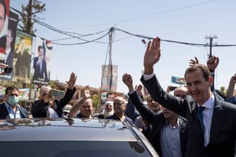Baschar al-Assad (r), Präsident von Syrien, kommt an einem Wahllokal während der Präsidentschaftswahlen an.