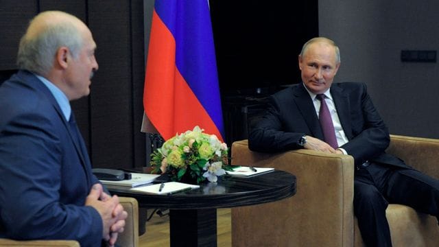 Wladimir Putin (r) im Gespräch mit seinem belarussischen Amtskollegen Alexander Lukaschenko in Sotschi.