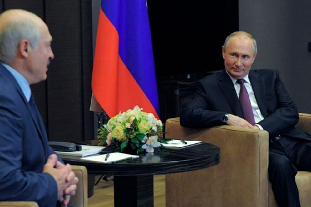 Wladimir Putin (r) im Gespräch mit seinem belarussischen Amtskollegen Alexander Lukaschenko in Sotschi.