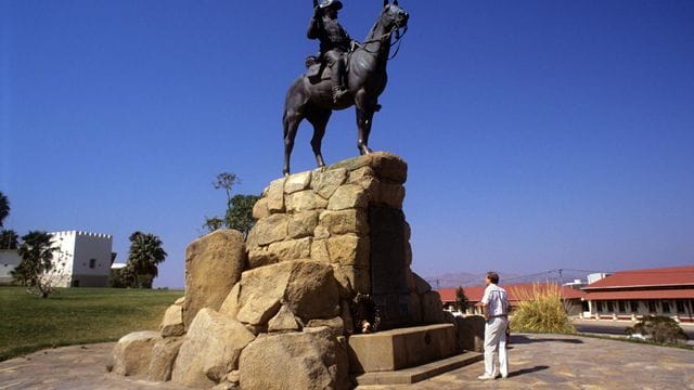 Das "Südwester Reiter" genannte Reiterdenkmal der ehemaligen deutschen Schutztruppe in Windhuk.