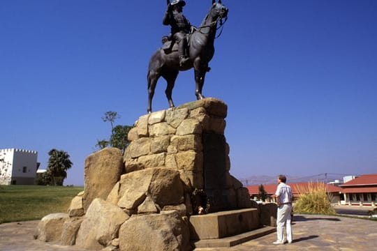 Das "Südwester Reiter" genannte Reiterdenkmal der ehemaligen deutschen Schutztruppe in Windhuk.
