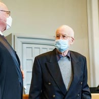 Der wegen Besitzes eines Panzers und anderen Kriegsgeräts Angeklagte (M) und sein Anwalt Gerald Goecke (l) im Gerichtssaal in Kiel.