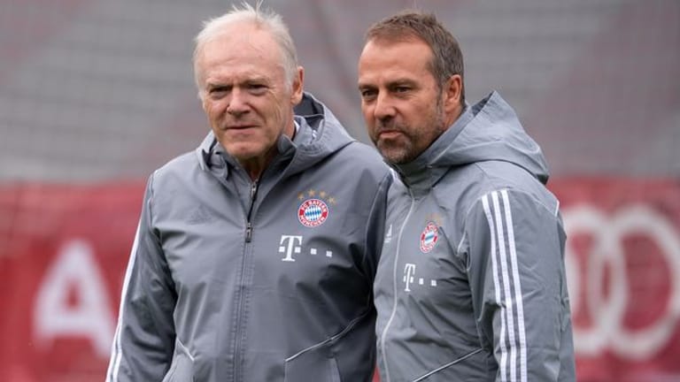 Hansi Flick (r) und Hermann Gerland hören beim FC Bayern München auf.