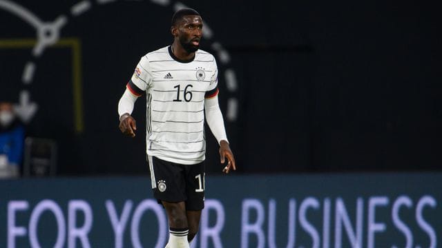 Antonio Rüdiger sieht dem Zusammenspiel mit Mats Hummels gelassen entgegen. Antonio Rüdiger sieht dem Zusammenspiel mit Mats Hummels gelassen entgegen.