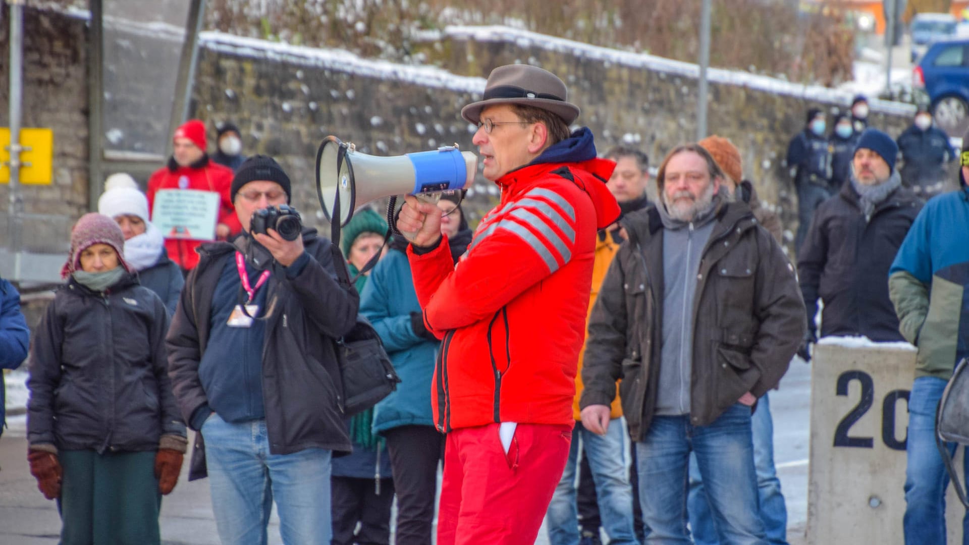 Bodo Schiffmann und Unterstützer: Während einer Razzia in seiner Praxis wegen Maskenattesten sprach er zu demonstrierenden Anhängern.