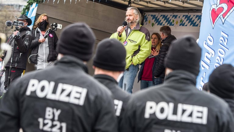 "Truppenarzt": So nannte sich Rolf Kron bei einer Demo in München, wo möglichst vielen Teilnehmern bescheingt werden sollte, keine Maske tragen zu können. Das Foto entstand auf einer anderen Kundgebung,