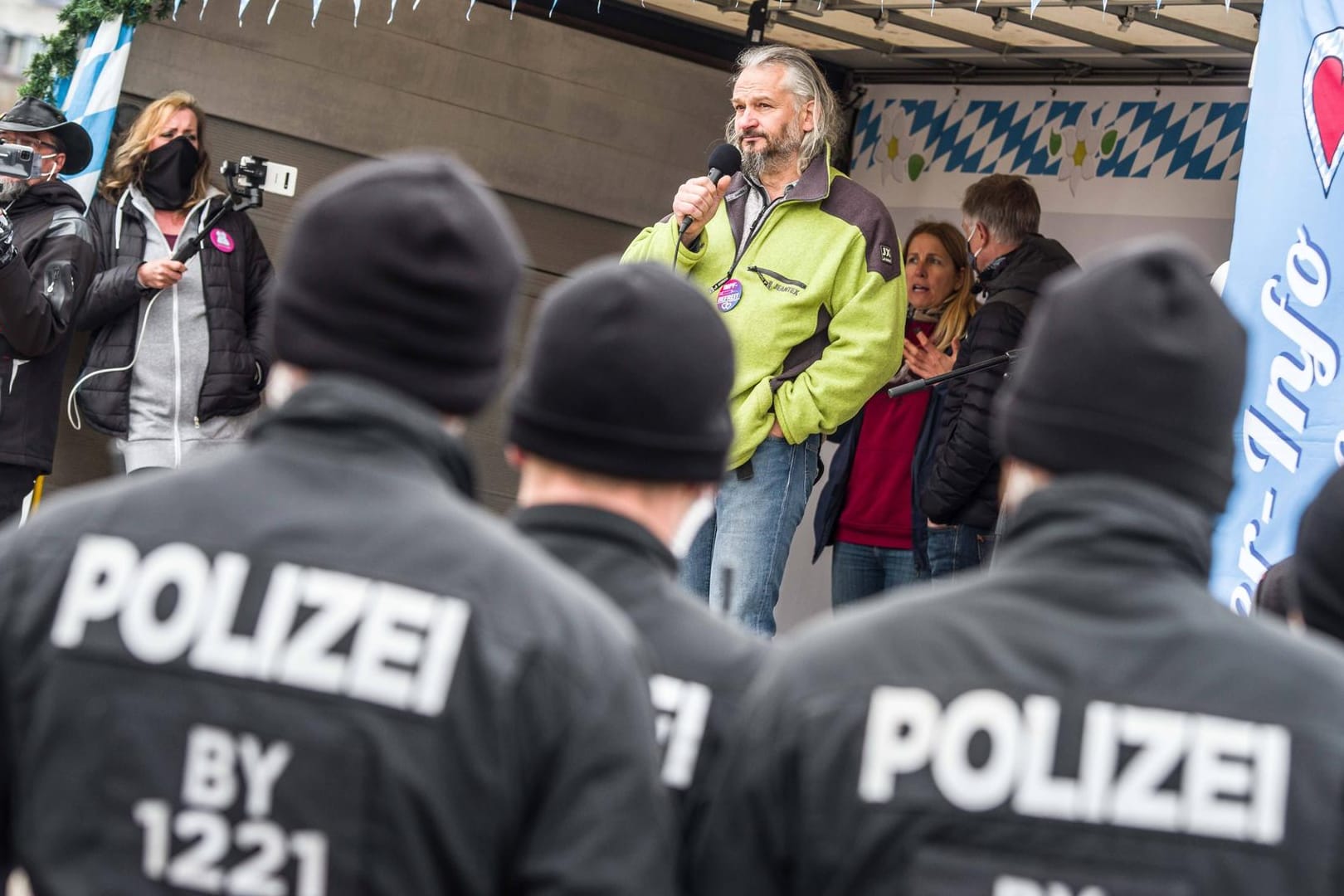 "Truppenarzt": So nannte sich Rolf Kron bei einer Demo in München, wo möglichst vielen Teilnehmern bescheingt werden sollte, keine Maske tragen zu können. Das Foto entstand auf einer anderen Kundgebung,