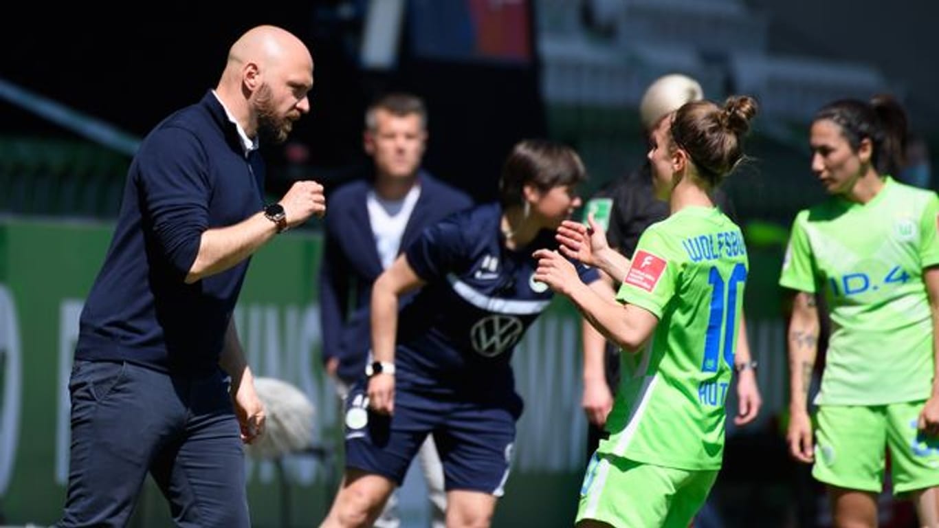 Trainer Stephan Lerch (l) will mit dem VfL Wolfsburg das DFB-Pokalfinale gewinnen.