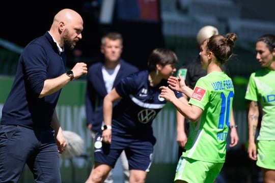 Trainer Stephan Lerch (l) will mit dem VfL Wolfsburg das DFB-Pokalfinale gewinnen.