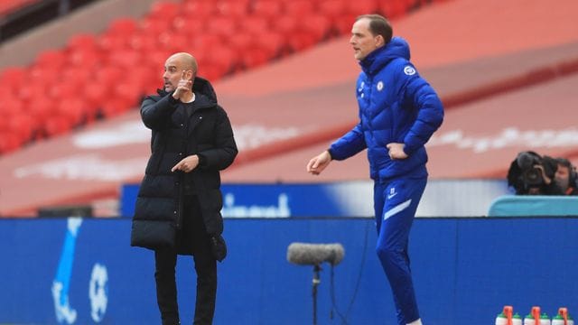 Pep Guardiola (l) trifft mit Manchester City auf Thomas Tuchel und den FC Chelsea.