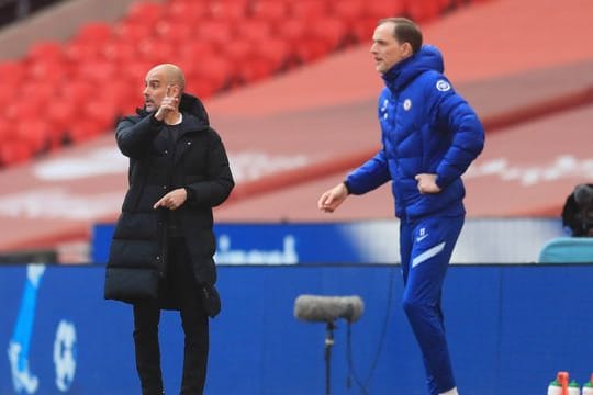 Pep Guardiola (l) trifft mit Manchester City auf Thomas Tuchel und den FC Chelsea.