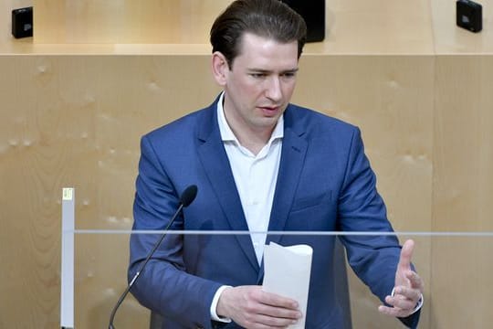 Österreichs Bundeskanzler Sebastian Kurz spricht bei einer Sondersitzung des Nationalrats im Parlamentsausweichquartier in der Wiener Hofburg.