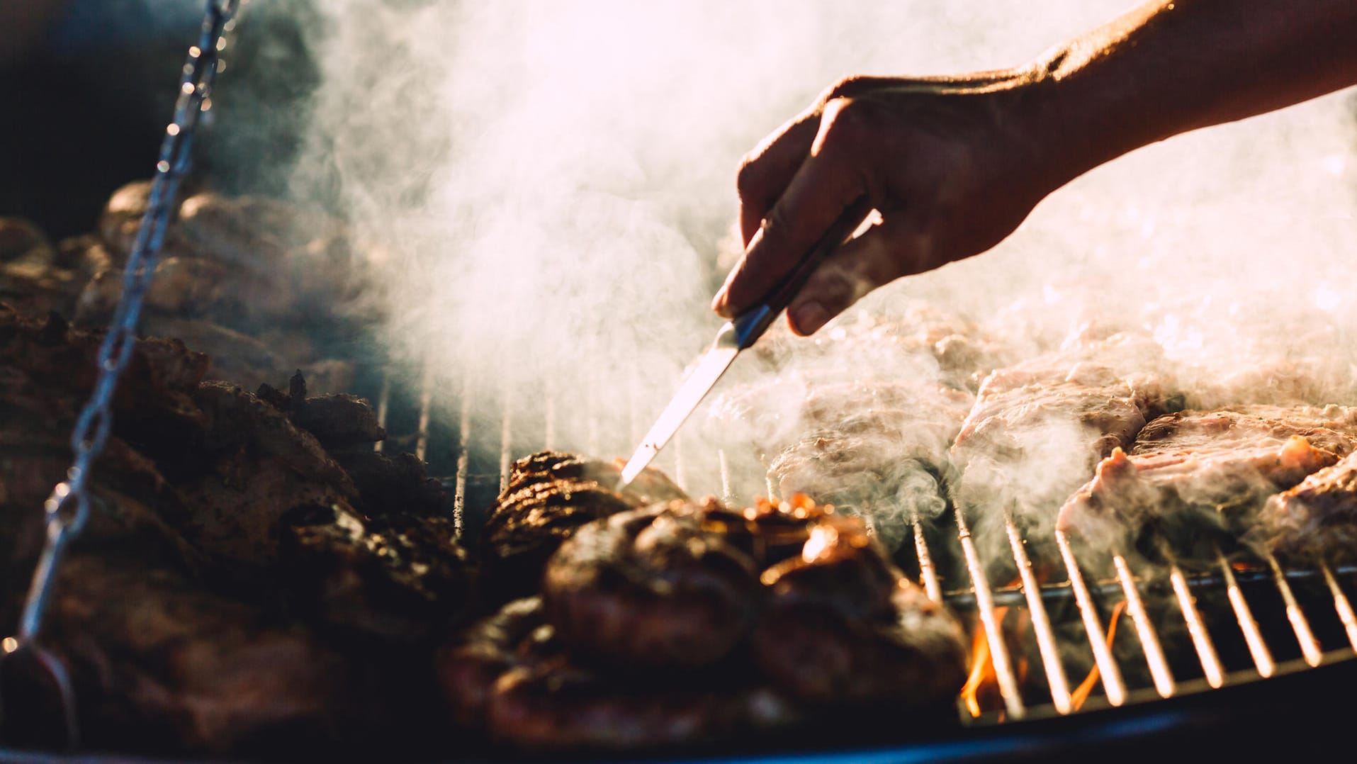 Grill: Das Fleisch sollte erst bei einer bestimmten Temperatur auf den Rost gelegt werden.