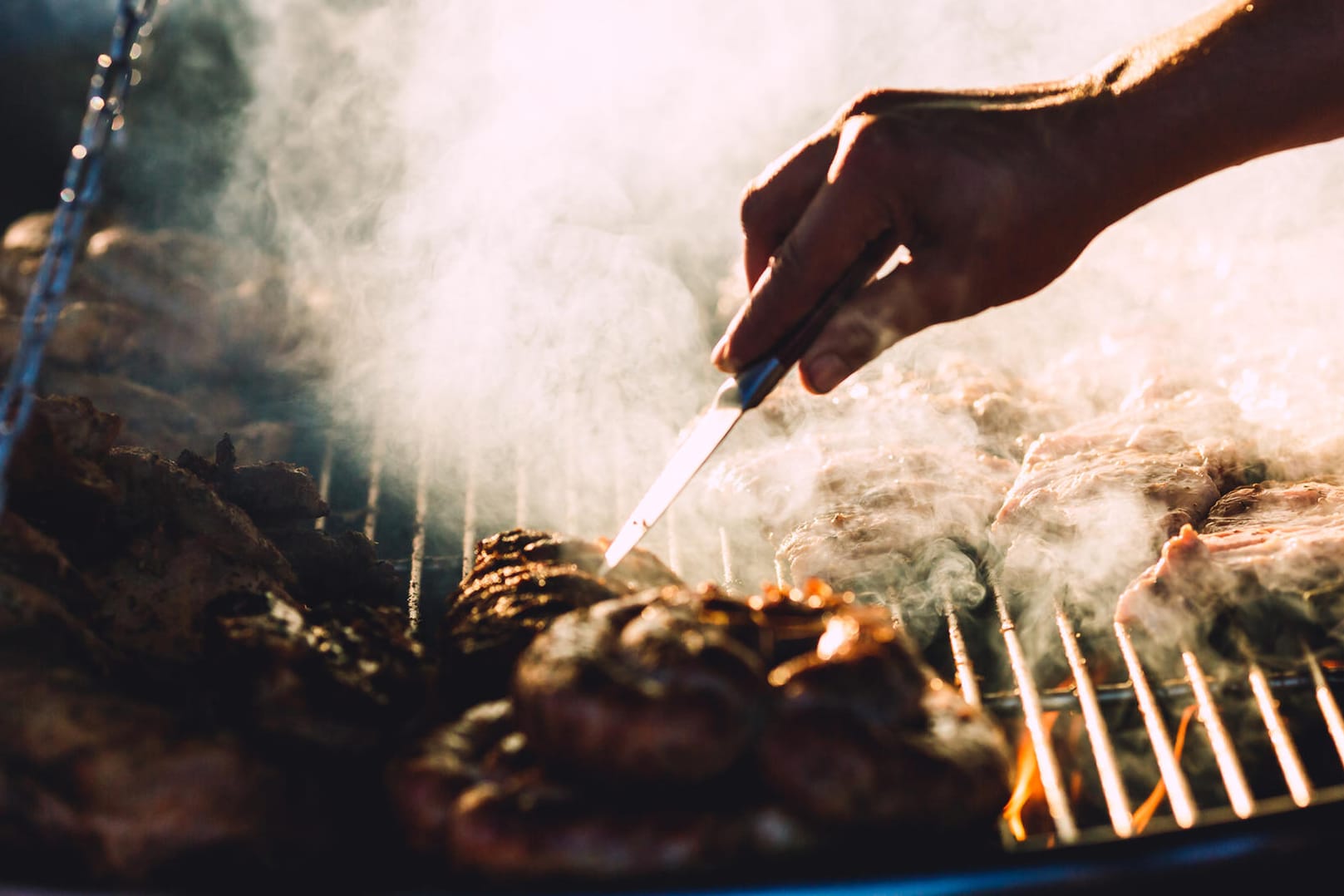 Grill: Das Fleisch sollte erst bei einer bestimmten Temperatur auf den Rost gelegt werden.