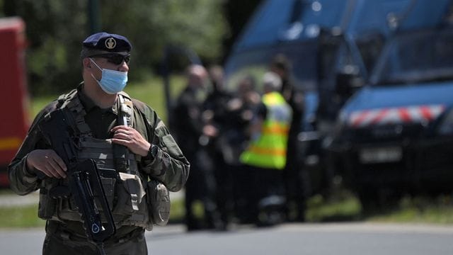 Französische Soldaten sind im Einsatz, nachdem eine Polizistin in La Chapelle-Sur-Erdre mit einem Messer verletzt worden ist. Französische Soldaten sind im Einsatz, nachdem eine Polizistin in La Chapelle-Sur-Erdre mit einem Messer verletzt worden ist.