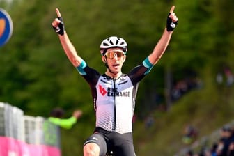 Giro-Etappensieger in Alpe di Mera: Simon Yates.