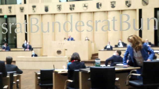 Abgeordnete nehmen im Bundesrat an der Sitzung der Länderkammer teil. Abgeordnete nehmen im Bundesrat an der Sitzung der Länderkammer teil.