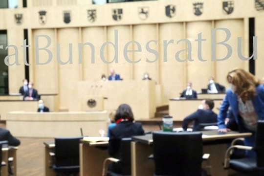 Abgeordnete nehmen im Bundesrat an der Sitzung der Länderkammer teil.
