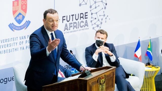 Bundesgesundheitsminister Jens Spahn und der französische Staatspräsident Emmanuel Macron (r) nehmen am Auftakttreffen der "Initiative for the Future of Vaccines in Africa" an der Universität von Pretoria teil. Bundesgesundheitsminister Jens Spahn und der französische Staatspräsident Emmanuel Macron (r) nehmen am Auftakttreffen der "Initiative for the Future of Vaccines in Africa" an der Universität von Pretoria teil.